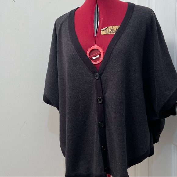 Forever 21 Women grey and black batwing poncho top. Size S. Good used condition. - Picture 4 of 8